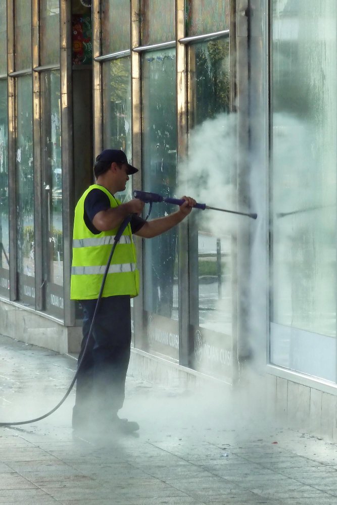 steam-cleaning-windows-with-pressure